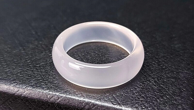 Nhẫn bằng đá tự nhiên màu trắng