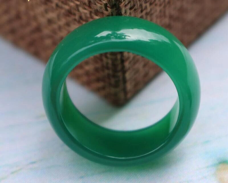 Nhẫn đá quý xanh lục bảo