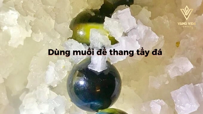 Dùng muối để thanh tẩy những điểu không tốt từ đá