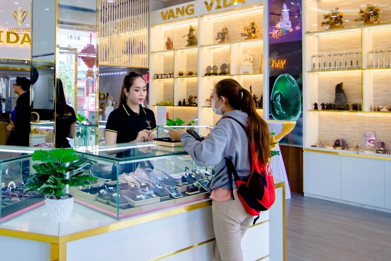 Khách hàng đến tận cửa hàng để được nghe nhân viên từ vấn tác dụng của đá mắt hổ và chọn màu phù hợp với khách hàng.