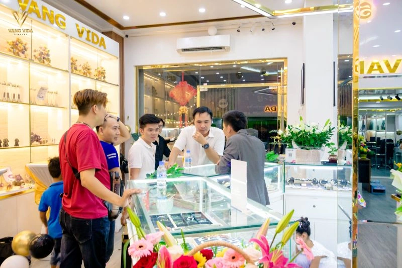 Khách hàng đến tận cửa hàng để chọn đá và được nghe tư vấn chi tiết